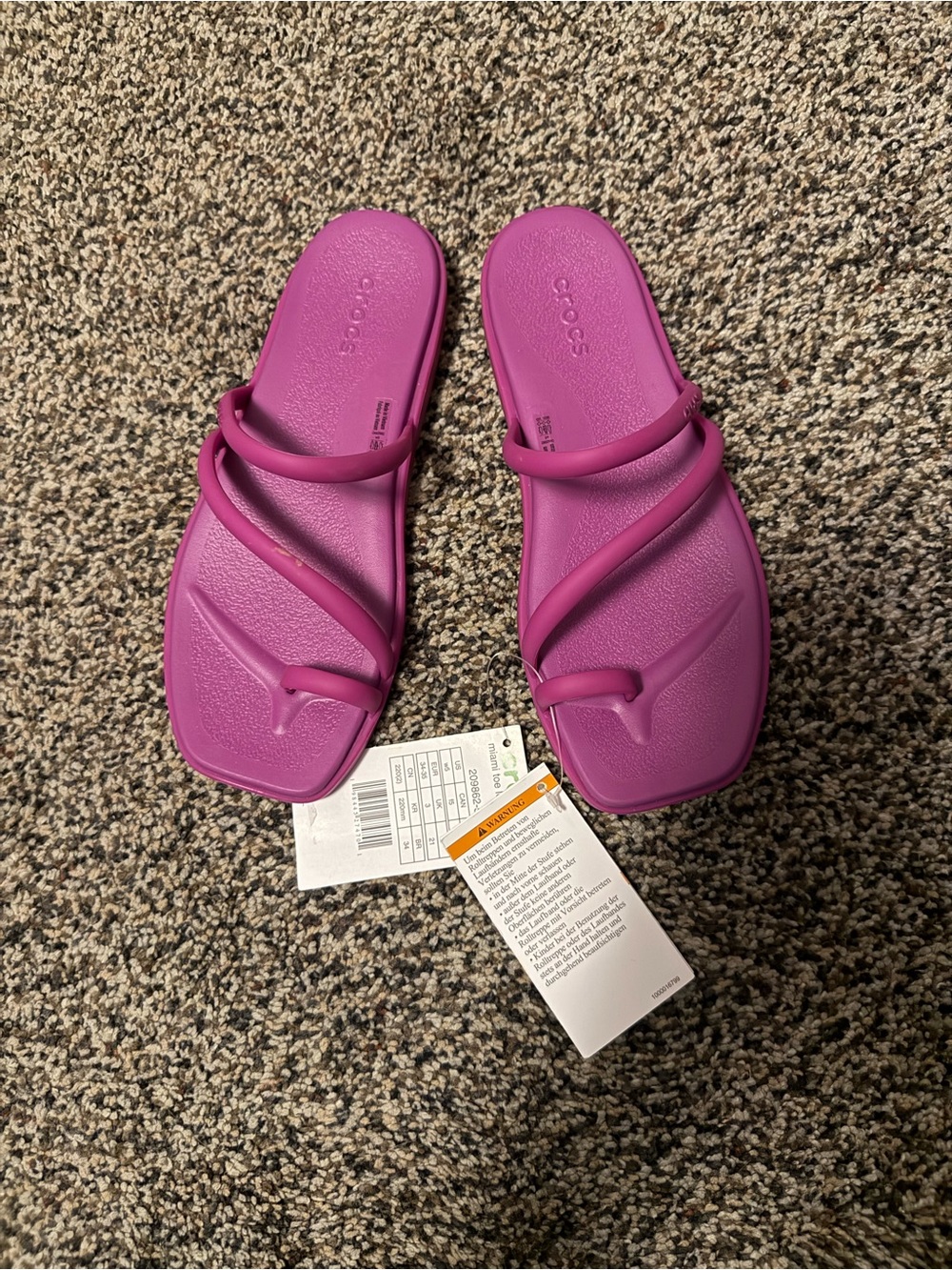 CROCS Women's Fuchsia Strappy Toe-Loop Sandals